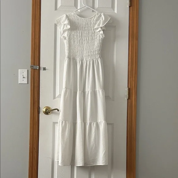 Elegant White Maxi Dress - Picture 3 of 4